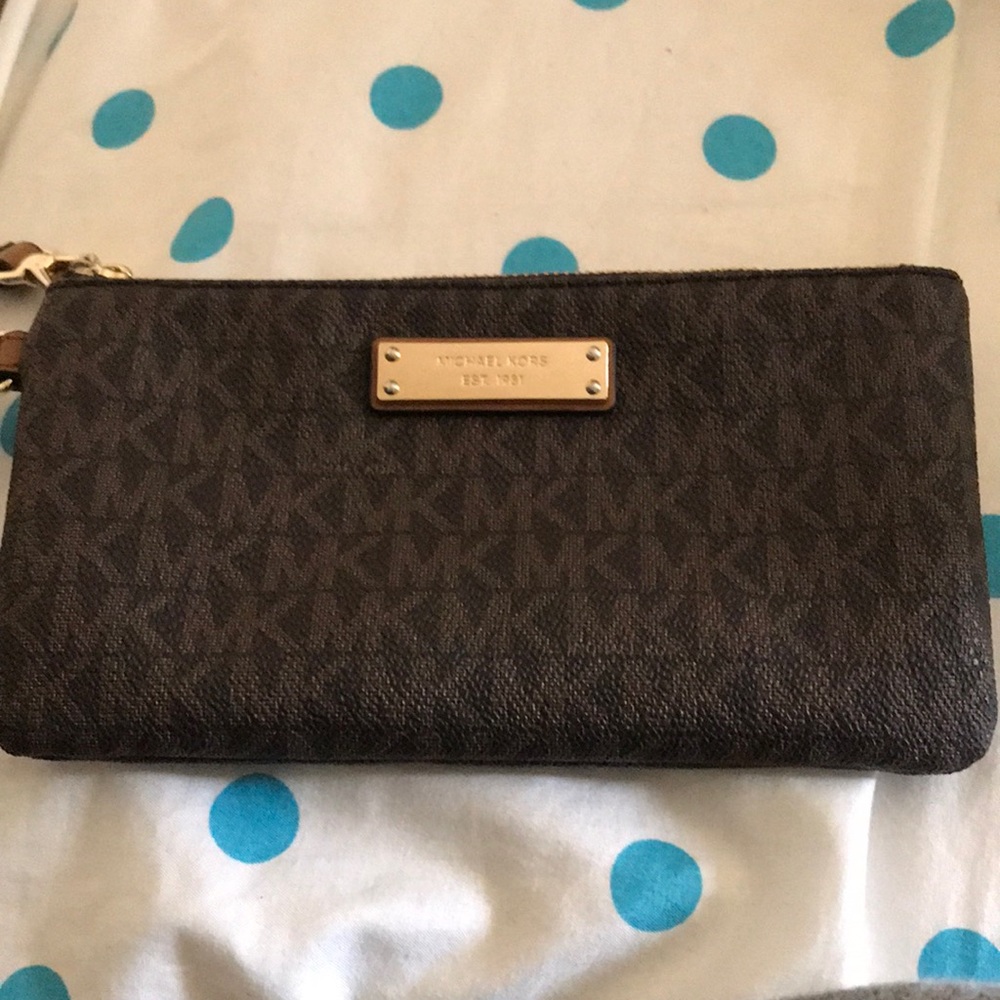 Michael kors wristlet love it but too small